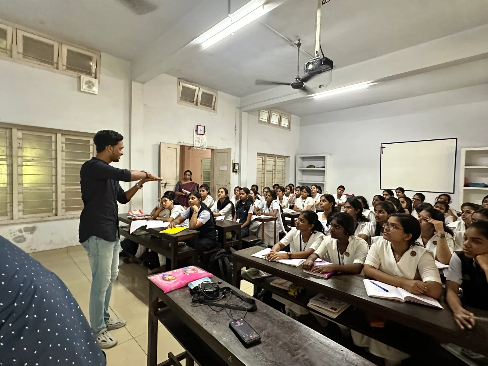 Robin Francis addressing students during an IEEE Sahrdaya classroom session