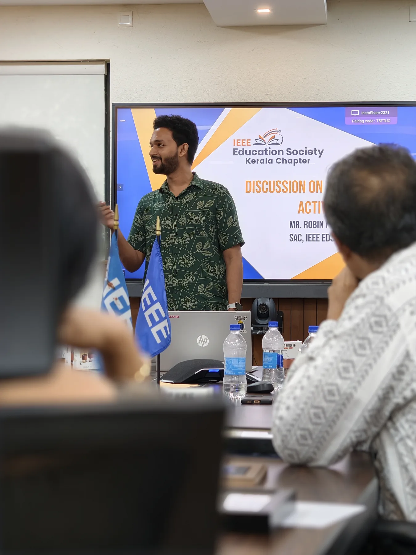 Robin Francis leading a discussion for IEEE Education Society Kerala Chapter