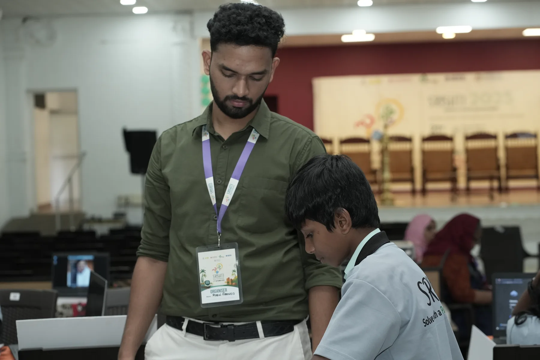 Robin Francis mentoring a student during a Srishti Solveathon program