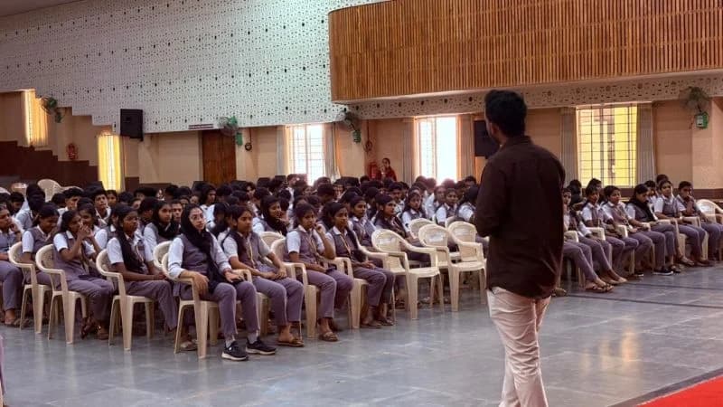 Robin Francis addressing students during a STRIDE inclusive innovation session